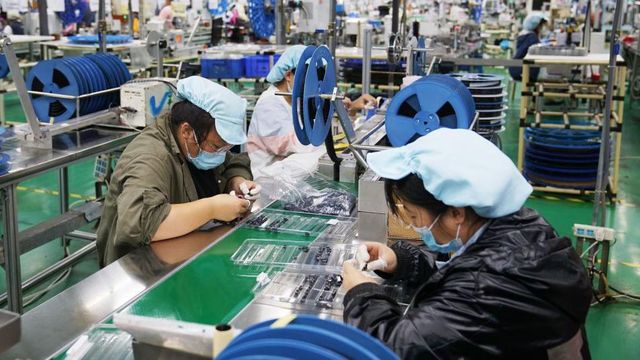 2021년 9월 4일, 중국 허난성 정저우시 중무현에 위치한 폭스콘 공장에서 직원들이 작업하고 있다.