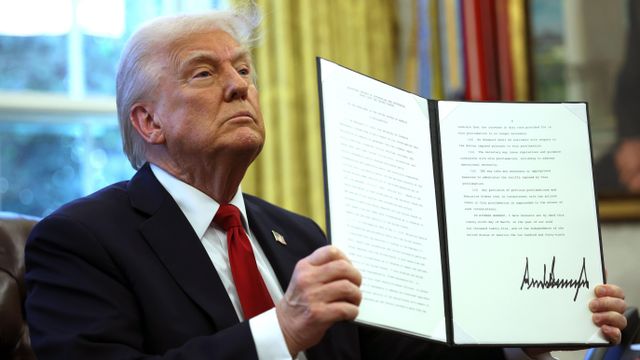 행정 명령에 서명한 트럼프 미 대통령