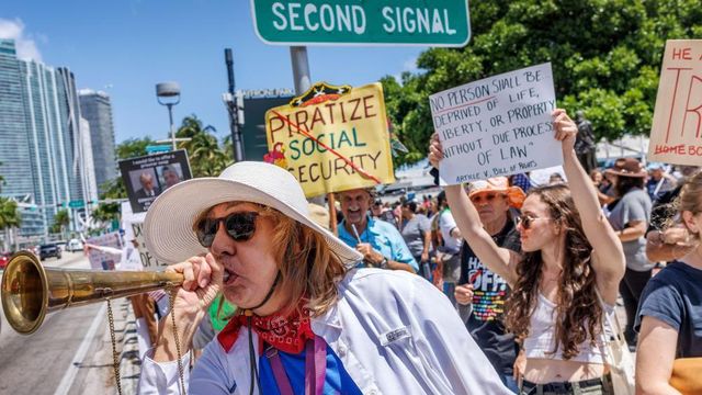 플로리다 거리에 모인 시위대