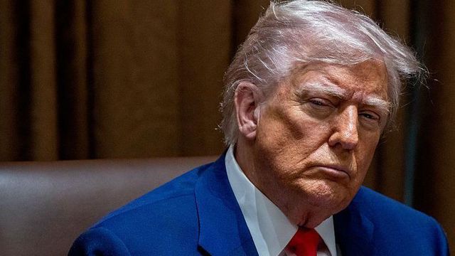 도널드 트럼프 미국 대통령이 2025년 4월 10일 목요일 미국 워싱턴 DC 백악관에서 각료회의를 주재하고 있다. 대통령은 파란색 양복에 빨간색 넥타이를 매고 있다. 그는 미간을 찌푸린 채 바라보고 있다.