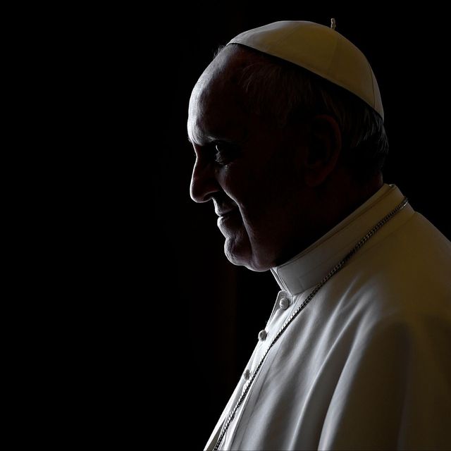 2013년 4월 11일 바티칸의 개인 도서관인 사도궁에서 초상화를 들고 서 있는 프란치스코 교황