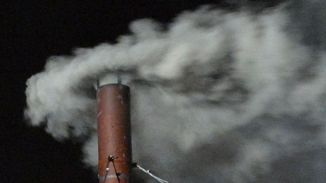 시스티나 성당 지붕의 굴뚝에서 피어오르는 하얀 연기