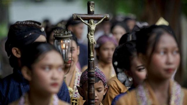 인도네시아 자바 섬의 어린 소년이 크리스마스 미사 행렬을 준비하고 있는 모습