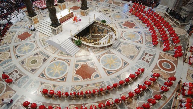 2005년 콘클라베 시작 전 성 베드로 대성당에서 열린 미사에 참석한 추기경단