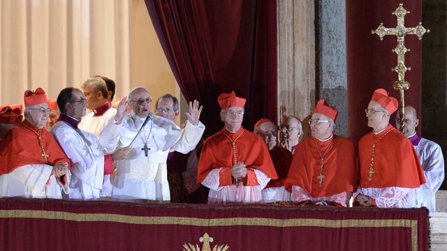 2013년 교황으로 선출된 후 성 베드로 대성당 발코니에서 군중을 만나는 프란치스코 1세 교황