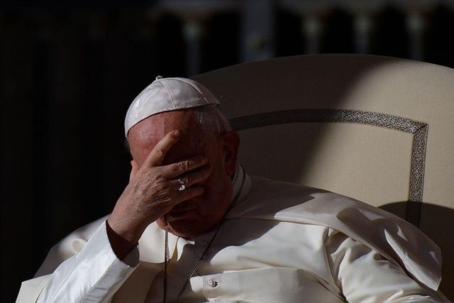 2023년 11월 8일 이마를 짚고 있는 프란치스코 교황