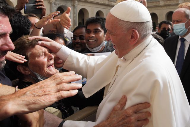 2021년 6월 23일 95세 여성의 이마를 만지며 축복하는 프란치스코 교황