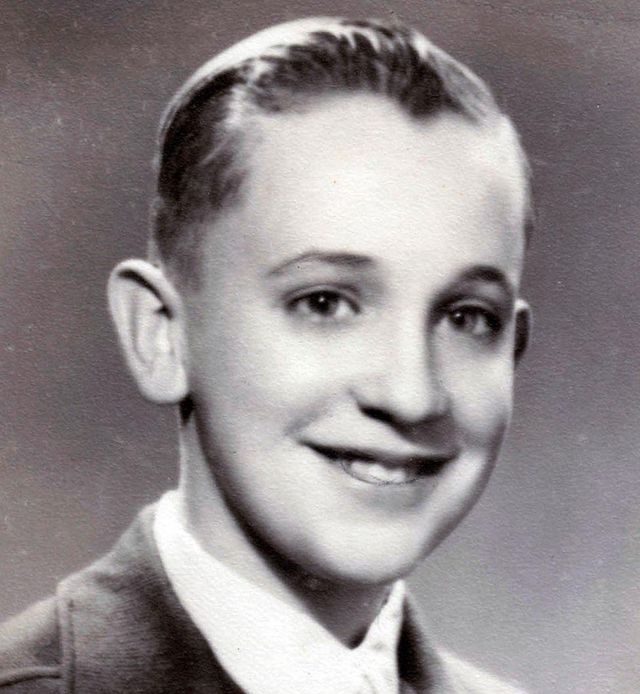 1940년대 부에노스 아이레스에서 흰 셔츠와 넥타이, 재킷을 입고 웃고 있는 호르헤 마리오 베르고글리오의 소년 시절 흑백 사진