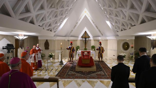 산타 마르타 예배당에 안치된 프란치스코 교황의 시신