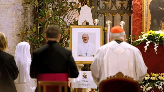 산타 마리아 마조레 대성전의 프란치스코 교황 사진 앞에 서 있는 조문객