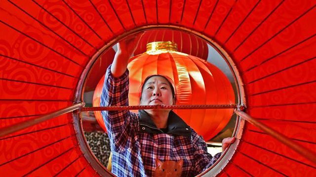 2024년 1월 8일 중국 동부 산둥성 옌타이의 한 공장에서 붉은 등을 만들고 있는 노동자