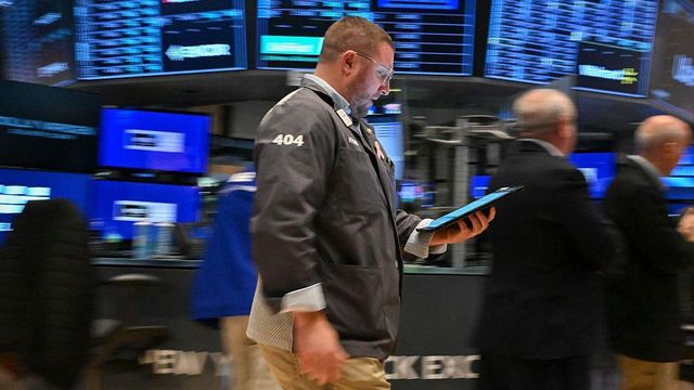 올해 4월 21일 뉴욕에서 활동하는 트레이더의 모습