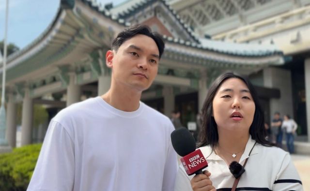 결혼기념일에 맞춰 아내와 동시에 휴가를 내고 청와대 관람을 선택한 서울 시민 강태훈 씨(왼쪽)