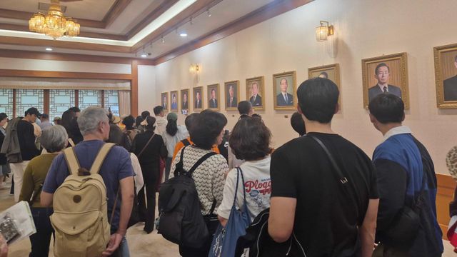 청와대 본관에서 역대 대통령들의 초상화를 감상하고 있는 청와대 관람객