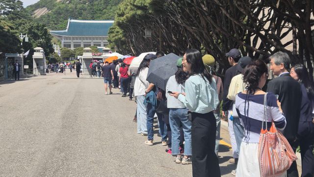 23일 낮 청와대 관람 입장을 위해 정문 앞으로 관람객들이 길게 줄을 서고 있다 