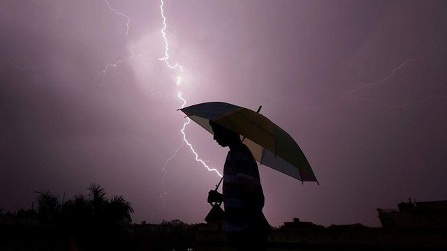 번개가 치는 밤하늘