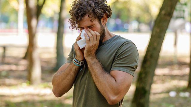 코를 풀고 있는 남성의 모습