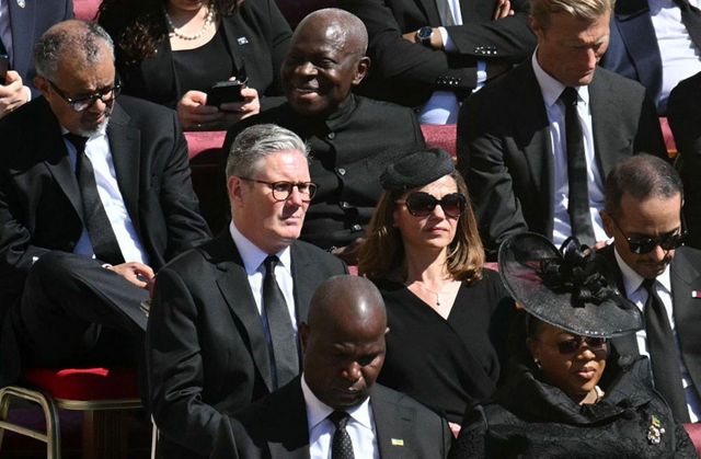 스타머 영국 총리(가운데)와 WHO 사무총장 (왼쪽)