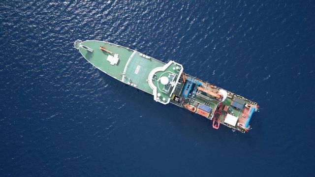 하늘에서 바라본 바다 위 RRS 디스커버리호