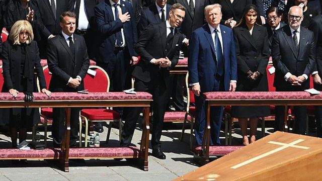 에마뉘엘 마크롱 프랑스 대통령과 영부인 브리지트 마크롱(왼쪽), 트럼프 미국 대통령(오른쪽)이 일어서 있는 모습 