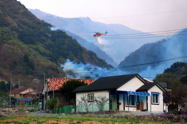 강원 인제 상남면 하남리에서 발생한 산불 이틀째인 27일 오전 진화 헬기가 불을 끄고 있다