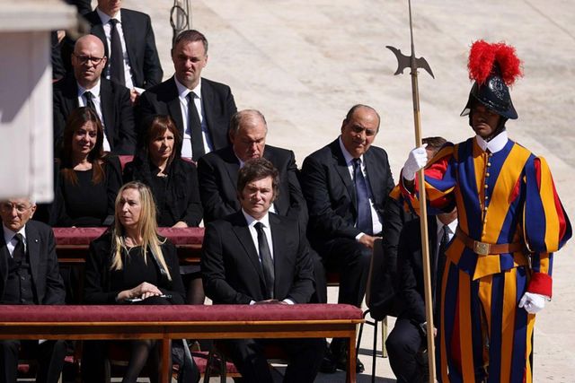 가장 좋은 자리에 앉은 세르지오 마타렐라 이탈리아 대통령(왼쪽)과 카리나 밀레이 이탈리아 대통령 비서실장(가운데 왼쪽), 하비에르 밀레이 아르헨티나 대통령(가운데) 