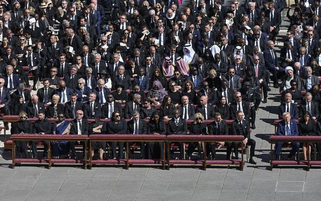 볼로디미르 젤렌스키(왼쪽) 우크라이나 대통령이 에마뉘엘 마크롱(가운데 오른쪽) 프랑스 대통령, 도널드 트럼프(오른쪽) 미국 대통령 등과 함께 고위 인사들의 자리 앞줄에 앉아 있다