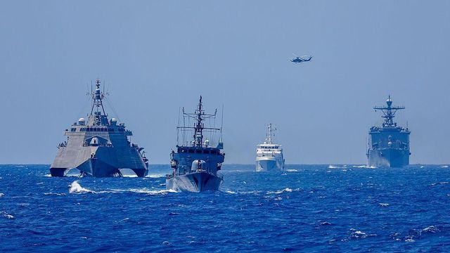 합동 훈련 중인 미국과 필리핀 군함