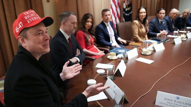 트럼프 대통령이 주재한 각료 회의에서 발언하는 머스크의 모습