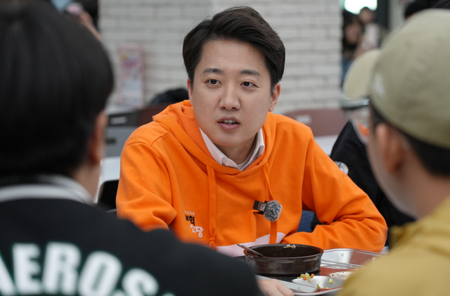 이준석 개혁신당 대선 후보가 29일 경기 고양시 한국항공대학교를 찾아 학생들과 학식을 먹으며 대화하고 있다