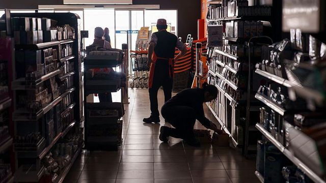 지난 28일 스페인 부르고스의 한 슈퍼마켓에서 직원들이 불이 켜지지 않은 채 일하고 있는 모습