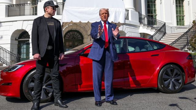 빨간색 테슬라 차량과 백악관을 배경으로 서 있는 머스크와 트럼프 대통령