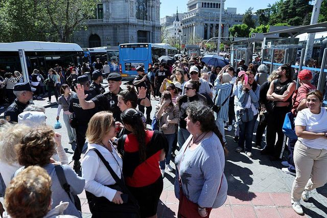 대규모 정전으로 지하철과 기차 운행이 전면 중단된 가운데 마드리드 시내의 버스 정류장에서 줄 서 있는 시민들의 모습