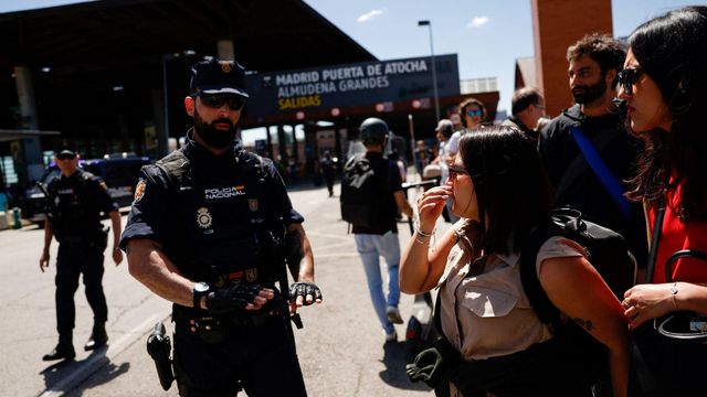 마드리드 아토차 기차역 근처에서 정전으로 인해 역이 폐쇄되었음을 알리는 경찰의 모습