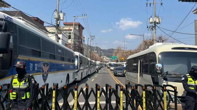 경찰들이 통제하는 안국역 인근 도로