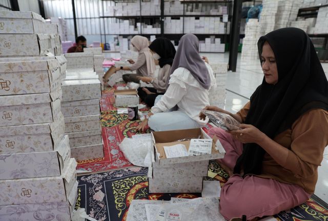 인도네시아 소재 여성용 신발 및 가방 공장에서 노동자들이 상품을 포장하는 모습