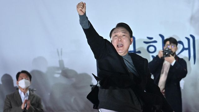 허공에 주먹을 휘두르고 있는 윤석열 당시 대선 후보