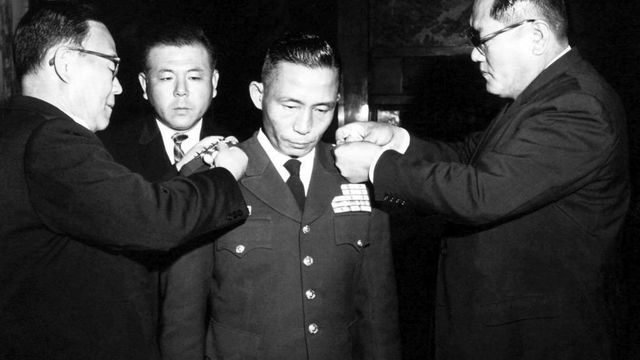 1961년 5월 16일 군사 쿠데타 직후 진급하는 박 전 대통령의 모습