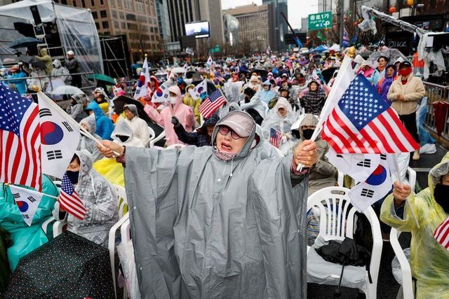 태극기와 성조기를 흔드는 탄핵 무효 집회 참가자들