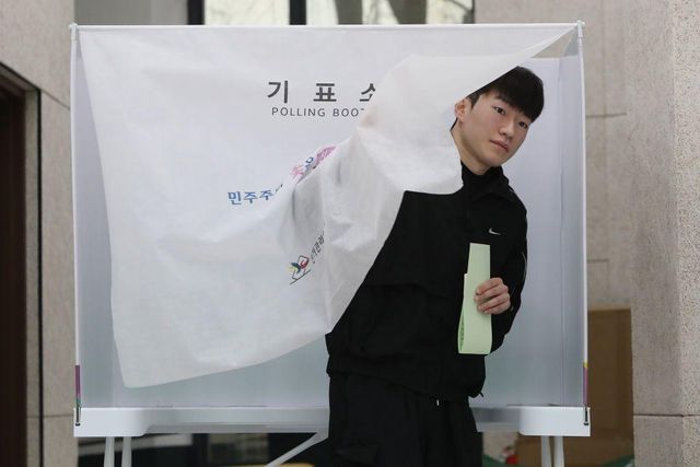 투표하고 나오는 유권자