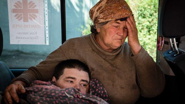 포코르브스크에서 바흐무트로 피난 온 한 어머니가 장애가 있는 아들을 안고 울고 있는 모습