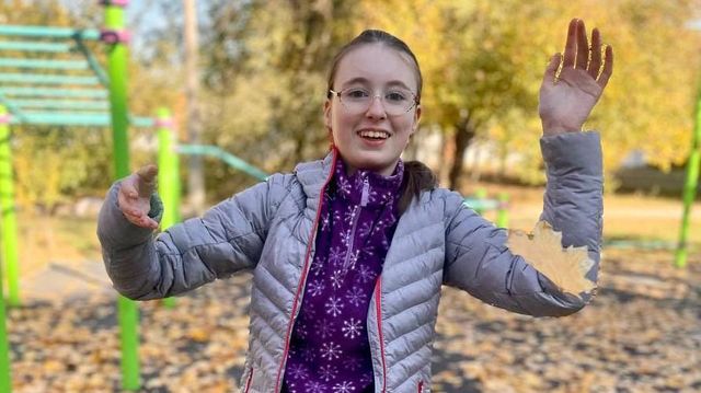 놀이터에서 웃고 있는 예바 파블로바