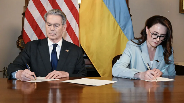 미국 재무부 장관 스콧 베센트가 우크라이나의 제1부총리인 율리아 스비리덴코와 함께 광물협정 서류에 서명하고 있다