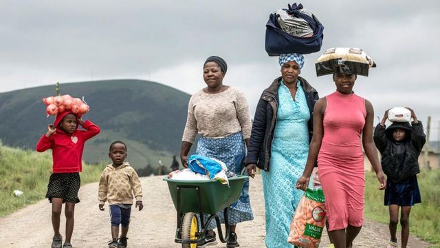 남아공 이스턴 케이프의 주민들이 지원받은 식량을 들고 집으로 돌아가는 모습