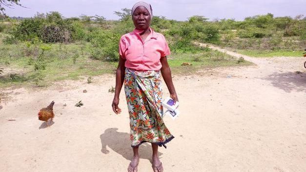 케냐의 어느 비포장 도로에 선 카디의 모습