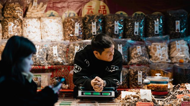 중국 상하이에서 길거리 노점에서 음식을 파는 남성의 모습