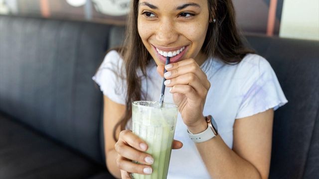 말차를 마시는 여성의 모습