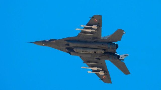 2020년 9월 13일 공군 기지에서 이륙한 인도 공군 전투기가 하늘을 날고 있다