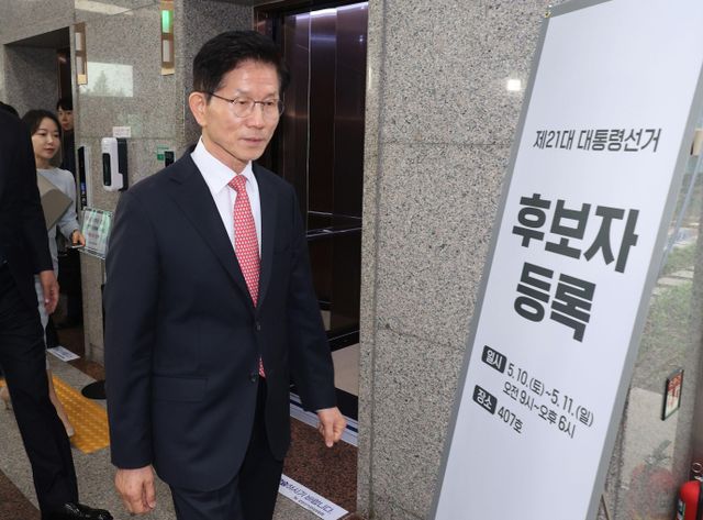 김문수 국민의힘 대통령 후보가 11일 오전 경기도 과천 중앙선거관리위원회에서 제21대 대통령 선거 후보 등록을 마친 뒤 자리를 뜨고 있다