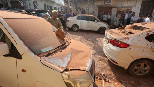 2025년 5월 10일 발생한 공습으로 인도령 카슈미르 잠무 지역의 파손된 차량과 주택들